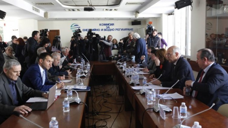 КЕВР решава: Ще се вдига ли с до 38% цената на топлото