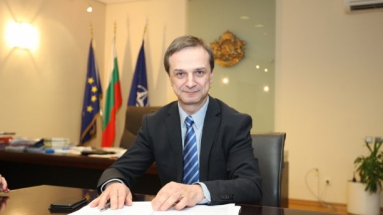 Дипломат №1: Вотът зад граница – скъп, затова е-вот