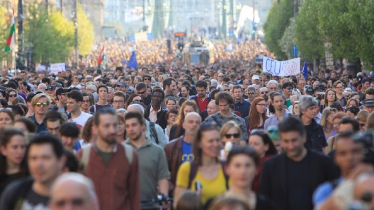 Поколението "Какво" – социално ангажирани, но не и политически