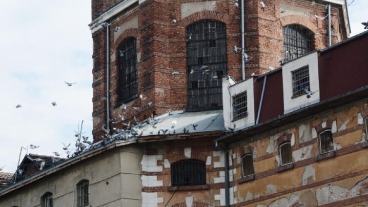 Ламинат, стени в прасковено... ВИП стаи за бандити в затвора