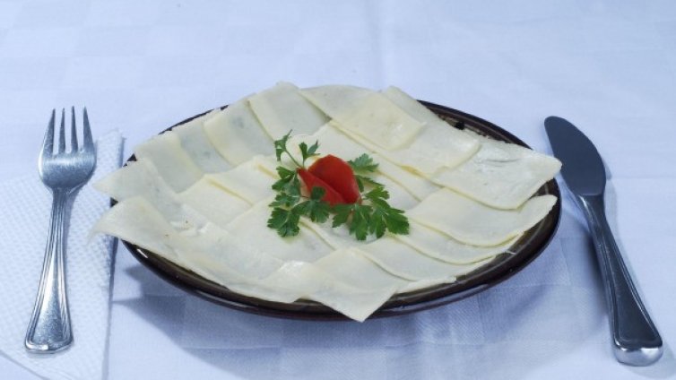 Кашкавал, млечен продукт, но... къде е млякото? 