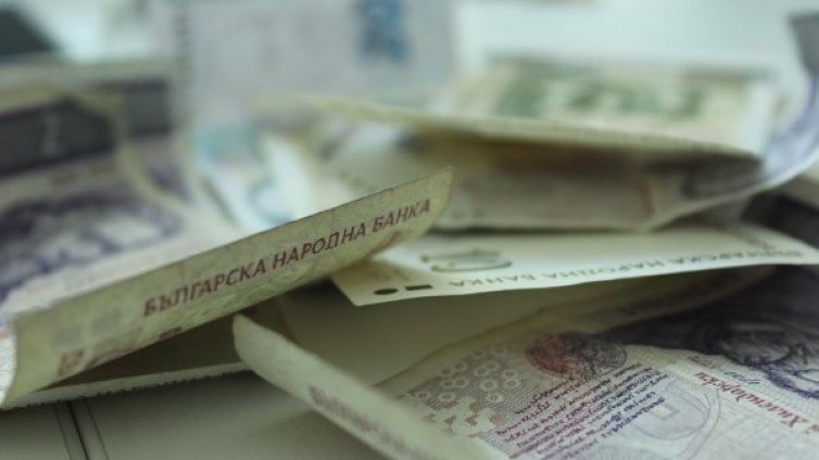 Мъж от Сливен метна 3 бона през балкона, за ало апашите