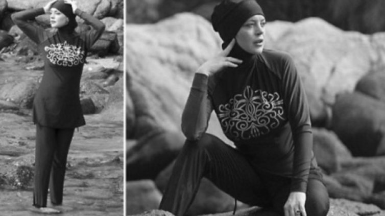 С буркини  в морето &ndash; нова фотосесия на Линдзи Лоън