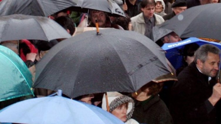 Дъжд, вятър и студ ни чакат в съботния ден