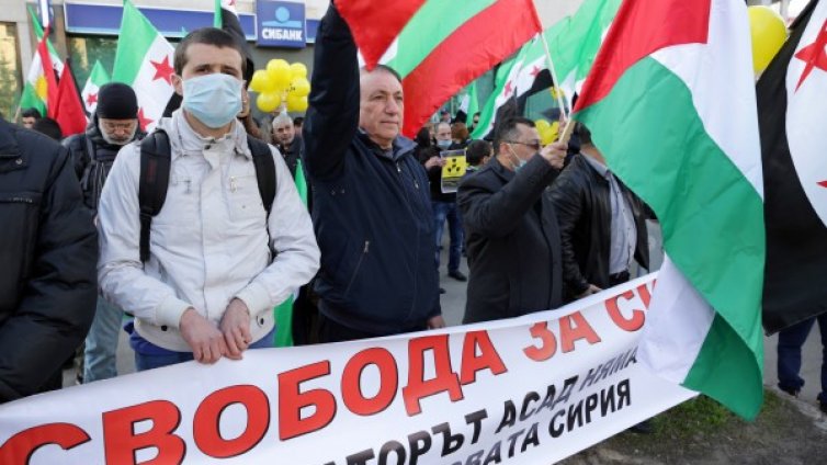 Пред сирийското посолство: Диктаторът Асад - вън от Сирия!
