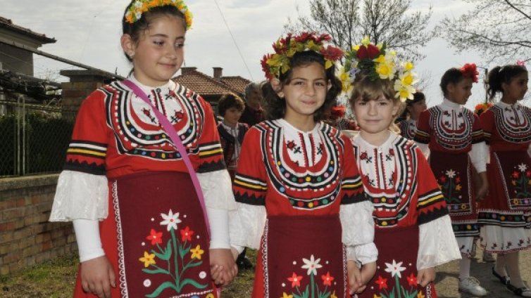 Празник е! Лазарките пеят за плодородие, за благодат 