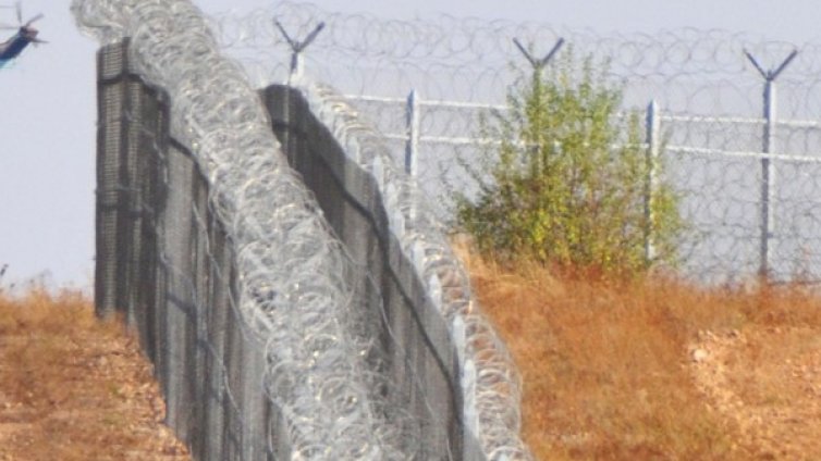 Строежът на оградата &ndash; прикритие за трафик на бежанци