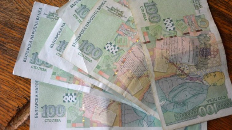 Намери се! Жена потърси част от намерените в магазин пари