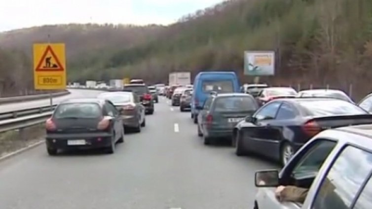 И пак нерви по празниците: 10 км задръстване на "Хемус"  