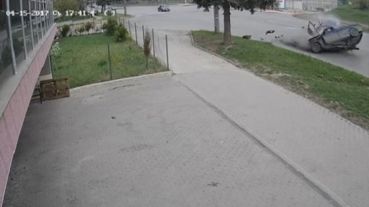 Жесток удар между две коли в Перник, един загина
