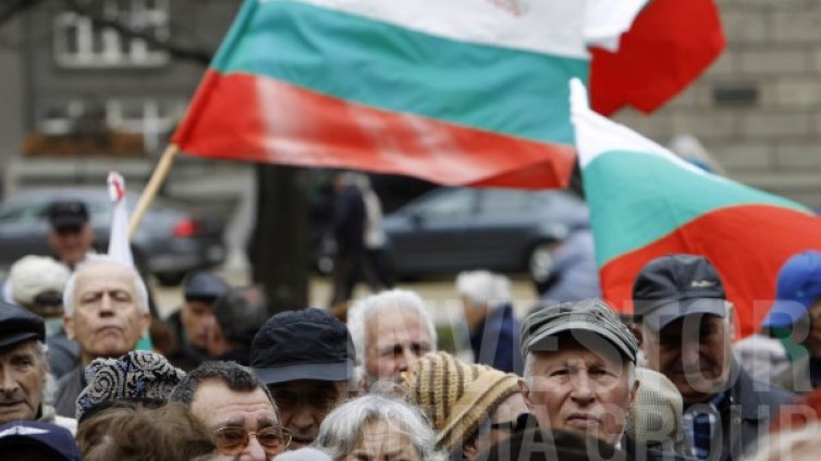 Пенсионери съдят държавата, ако скочи само най-ниският доход