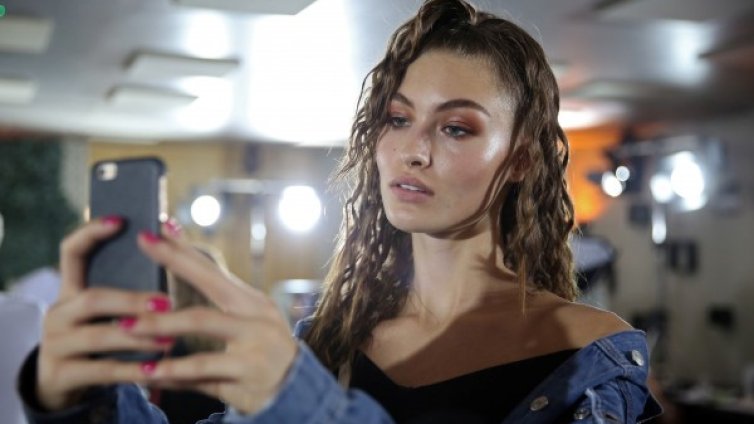 За повече лайкове: Селфитата отляво са най-сполучливи