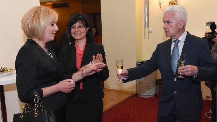 Рожденик в парламента: Сидеров почерпи за празника