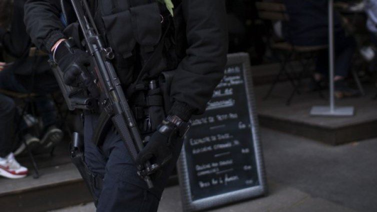 Паника на жп гара в Париж. Задържаха въоръжен с нож