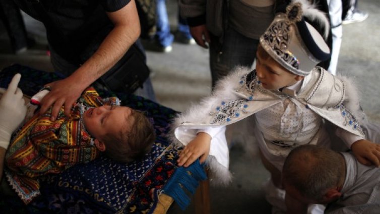 Обрязаха 80 мюсюлманчета с лазер в Гоце Делчев