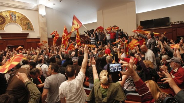 Всички в парламента: Да не мълчим за Македония