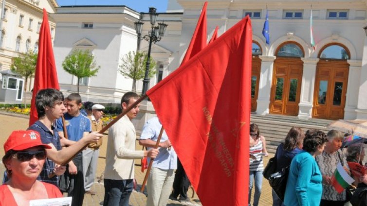 Първи май: Ден за празник, Ден на труда
