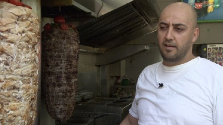 Какво работят бежанците? Въртят ножа из дюнерджийници