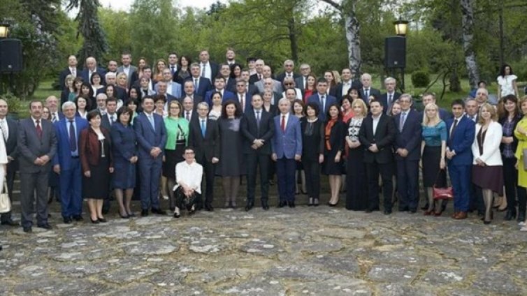 На прощаване&hellip; щрак: Президентът, премиерът &ndash; приятелите