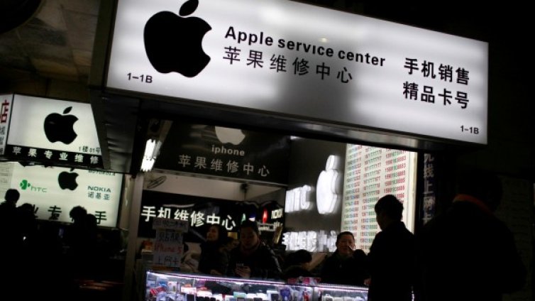 Apple изненада със спадащи продажби на iPhone