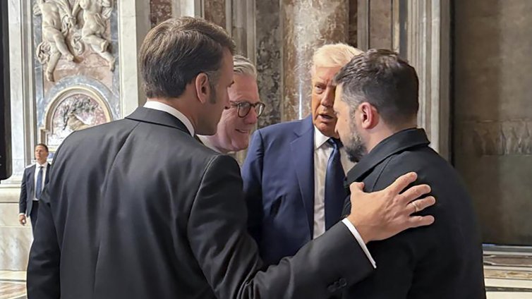 Скритата дипломация на погребението на папата: Какво си казаха световните лидери?