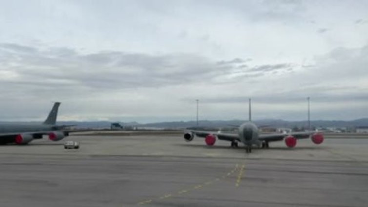 Пет самолета КС-135 кацат на летище София