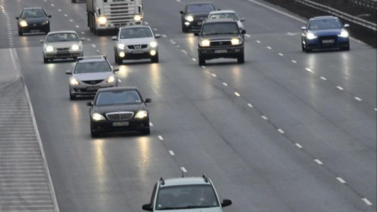 Пак на път: Спират камионите, ремонтират в тунелите