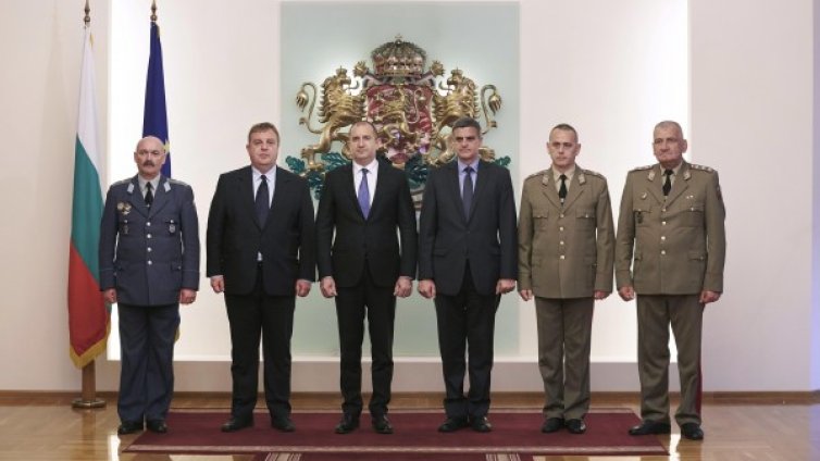 За дългосрочна политика в армията призова Радев