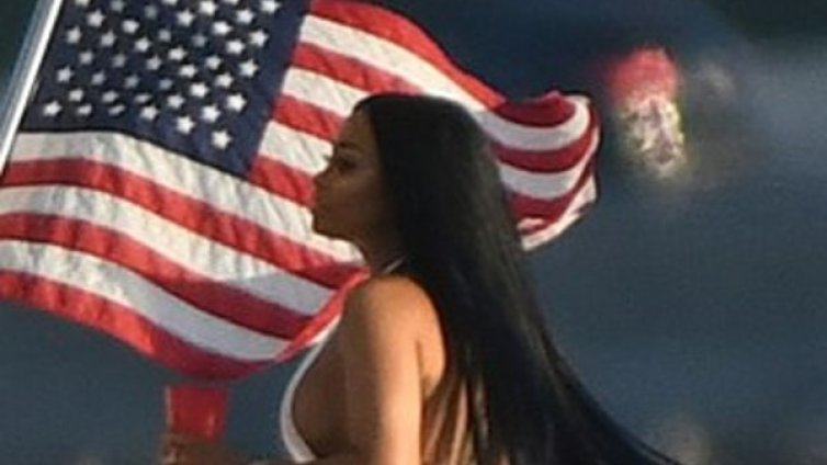 US патриотизъм: Блейк Чайна по телеса пред флага