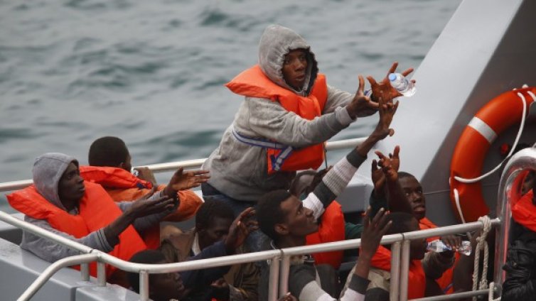 Стотици мигранти загинали в Средиземно море през уикенда