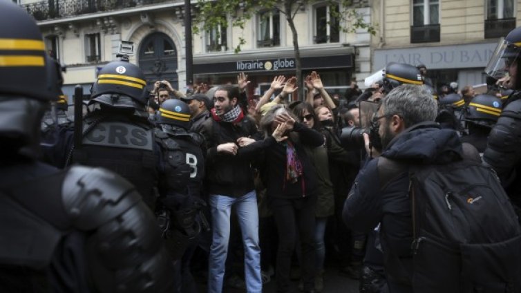 Хиляди протестираха в Париж срещу Макрон