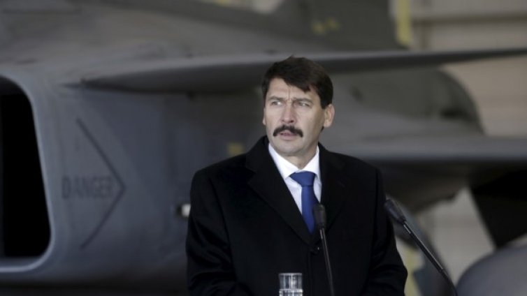 Унгарският президент поиска учтиво говорене в политиката