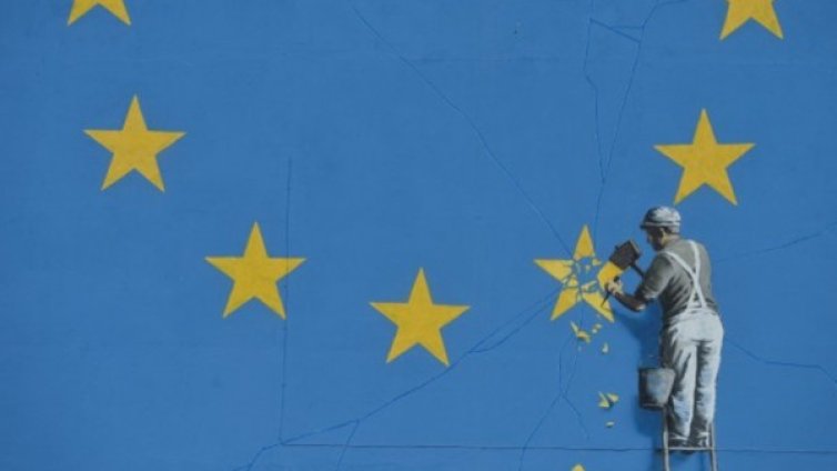 Графит на Банкси свали звезда от знамето на ЕС