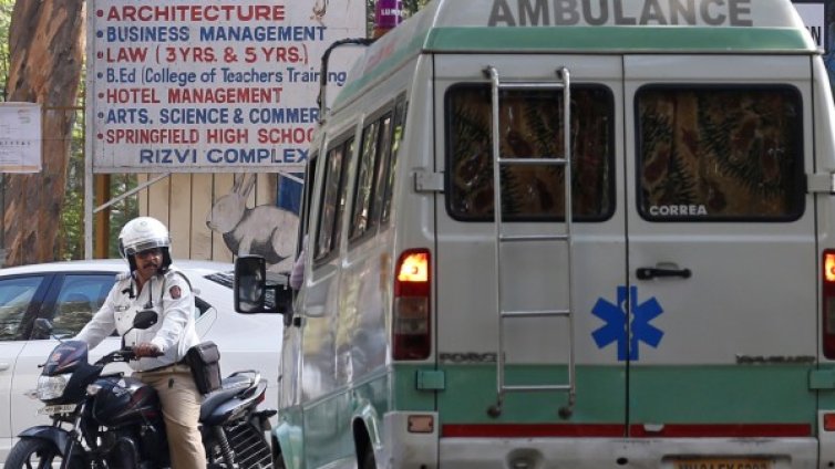 Най-малко 22 загинали при срутване на стена в Индия