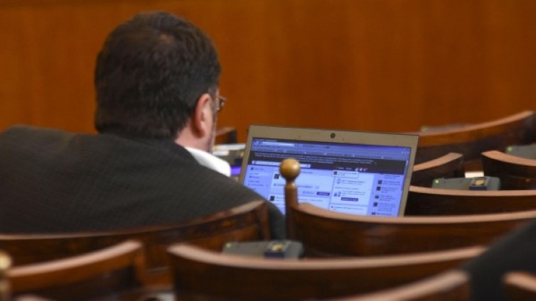 Работен ден от 23 минути? Може, ако си депутат в България!