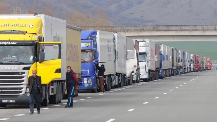 Наши превозвачи плашат с блокада на границите