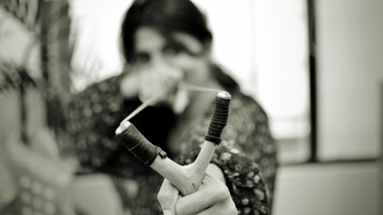 Нападението срещу автобусите – не с пушка, а с прашка