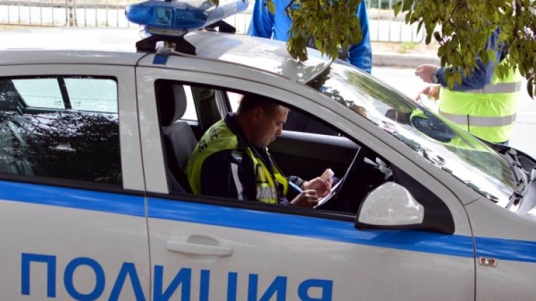 Екшън в бензиностанция: Служител задържа въоръжен бандит