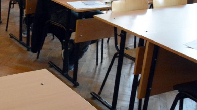 С тъмни очила и газов пистолет &ndash; младеж на матура