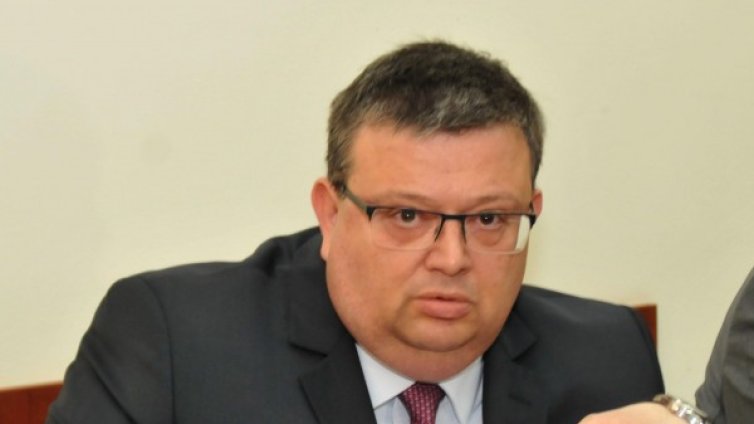 Цацаров: Чисто човешки съжалявам за срещата в ЦУМ