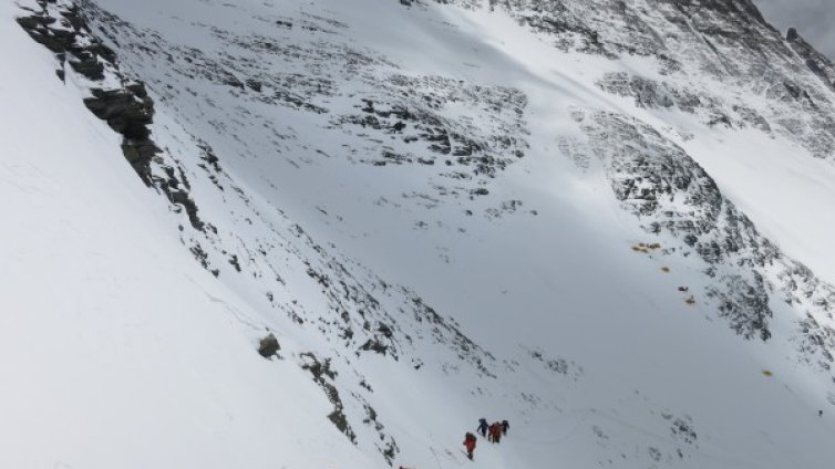Трима загинаха край Еверест, един е в неизвестност 