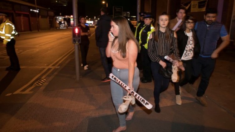 Тела, паника, объркване... Бягащи момичета и родители, търсещи децата си 