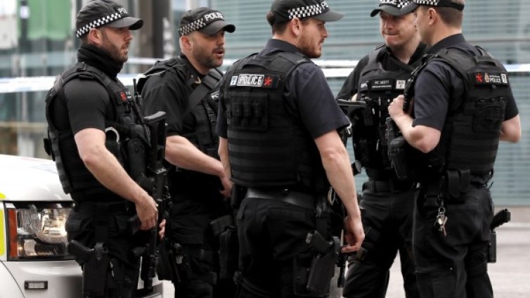 Въоръжени полицаи ще патрулират в английските влакове