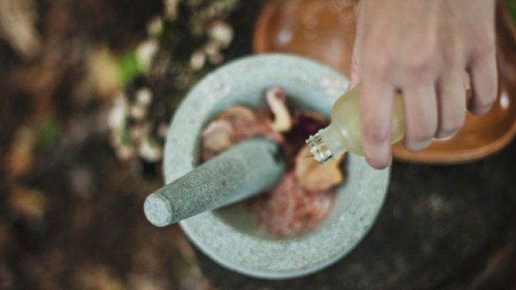 За какво помага маслото от камфор?