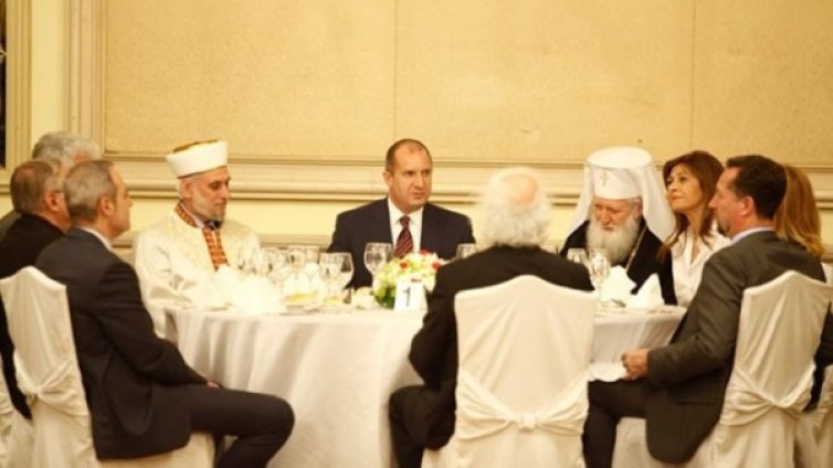 Радев на ифтар-а за Рамазан: Градим общ дом!