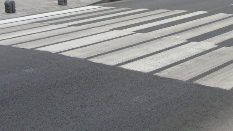 Кола отнесе възрастна жена на "зебра" в Шумен