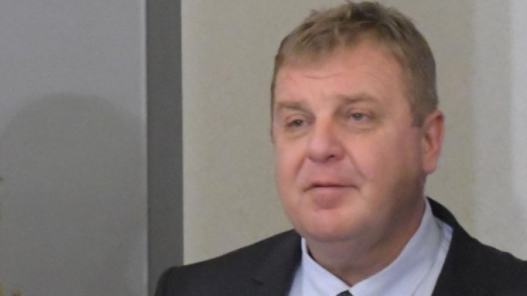 За да няма отлив, Каракачанов иска ръст на заплатите в МО