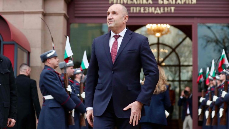 По съседски: Медии вещаят победа за Радев, някои настояват за прошка от РСМ