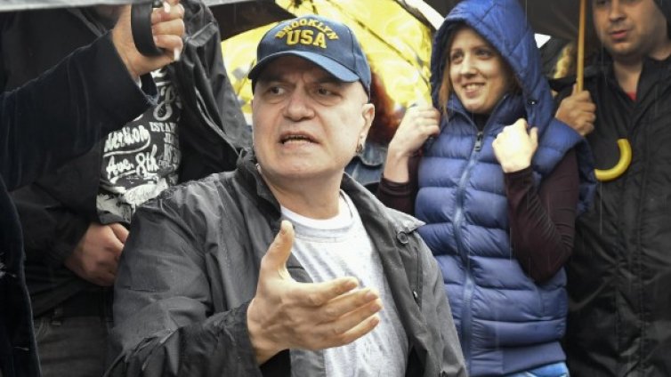 160 000 подписа в петиция: Слави, поведи ни!