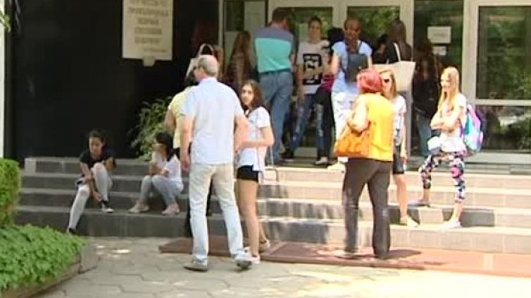 Сълза и смях... Резултатите от матурите